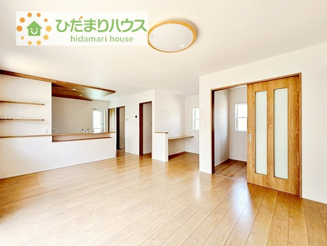 【居間・リビング】 | 筑西市市野辺　中古戸建 | リビングの大きな窓からは、暖かな日の光が降り注ぎます・・・