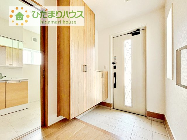 【玄関】 | 筑西市市野辺　中古戸建 | スニーカーマニアも納得の天井まであるシューズボックス!(^^)!