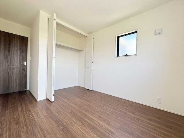 リーブルガーデン　岐阜市茶屋新田2丁目　全2区画分譲の洋室|全居室にたっぷり収納できる大型クローゼット、居室部分の窓ガラスには間に空気層を設けたペアガラスを採用。
高い断熱性と共にガラス面の結露対策にも効果を発揮します。