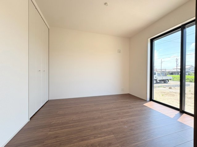 リーブルガーデン　岐阜市茶屋新田2丁目　全2区画分譲の洋室|すべての居室にはたっぷり収納できる大型のクローゼット、各室に２４時間換気システムを設置しています。
排気ファンから低風量で24時間強制排気し、家の中の空気をいつも新鮮に保ちます。
