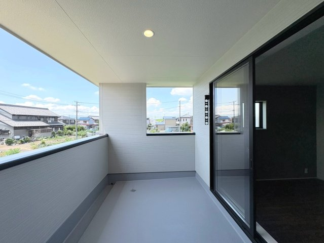 リーブルガーデン　岐阜市茶屋新田2丁目　全2区画分譲のバルコニー|バルコニーは南向きで洗濯物もよく乾きます！強度と表面積硬度を持つFPRで防水しています。