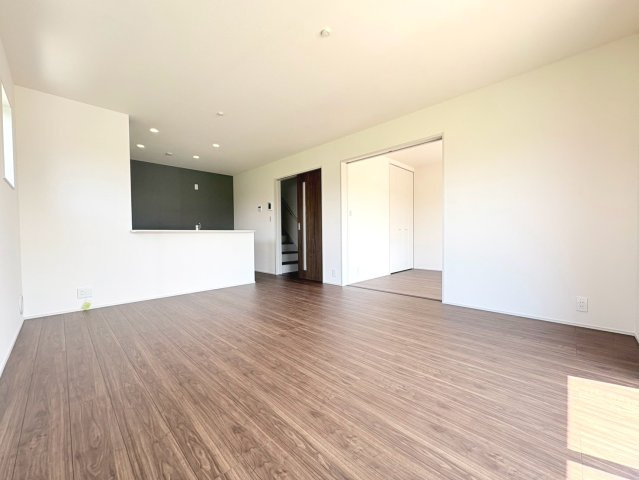 リーブルガーデン　岐阜市茶屋新田2丁目　全2区画分譲の居間・リビング|明るい日差しをふんだんに取り込んだリビングダイニングは家族の笑顔につつまれた素敵な空間になります。
一建設の家は精度が高く丈夫な工法を採用し、「住宅トップランナー基準」に対応しています。