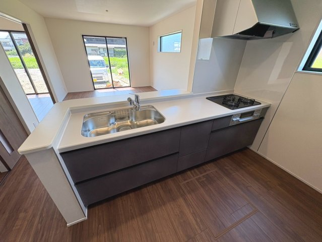 リーブルガーデン　岐阜市茶屋新田2丁目　全2区画分譲のキッチン|機能的で手入れがしやすいシステムキッチンでお掃除も楽々。蛇口は浄水器内蔵型で節湯CI対応水栓です。　
人造大理石カウンターやキッチンパネルなど明るくきれいにお使いいただけます。