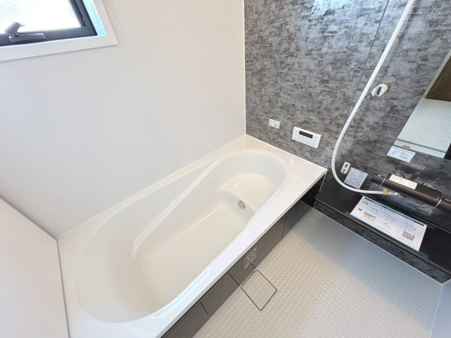 リーブルガーデン　岐阜市茶屋新田2丁目　全2区画分譲の浴室|明るく清潔感がある浴室。浴槽は環境にやさしい節水タイプ。浴槽内ステップで半身浴、親子入浴も安心です。
洗い場の床は乾きやすく滑りにくい快適仕様、水はけが良くカビの発生を軽減できます。

