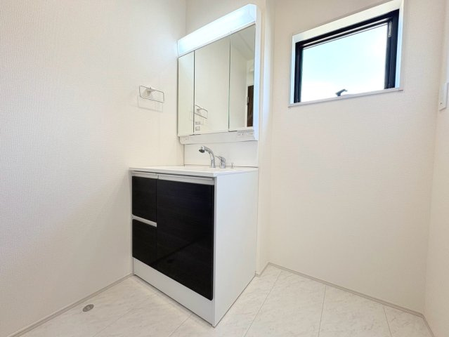 リーブルガーデン　岐阜市茶屋新田2丁目　全2区画分譲の独立洗面台|洗面化粧台 幅 750mm、軽く割れにくい洗面ボールと場所をとらないコンパクト設計の本体キャビネットです。
ミラー扉の内側は全て収納スペースです。リフトアップシャワーを採用し両手が自由に使えます