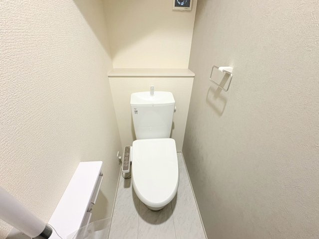 リーブルガーデン　岐阜市茶屋新田2丁目　全2区画分譲のトイレ|超表面平滑加工とイオンパワーの「セフィオンテクト」加工で、汚れが付きにくく落ちやすい仕様で清潔です。
便器にフチがないので汚れが隠れて見えない部分がありません。お手入れがとってもラクラクです。