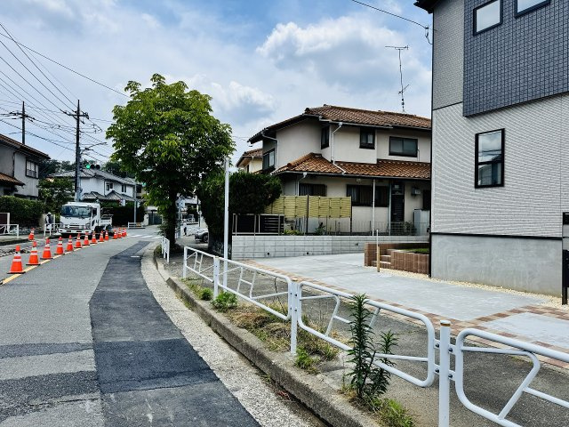 八王子市　北野台　新築一戸建て　２期の前面道路含む現地写真|～東側12ｍに面しています～
