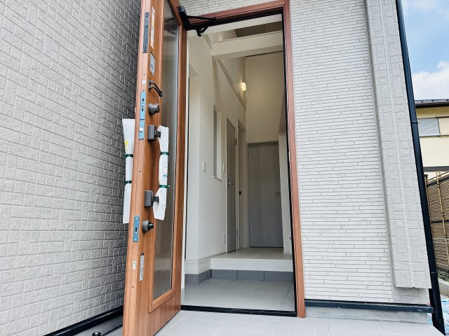 八王子市　北野台　新築一戸建て　２期の玄関|～玄関は安心のWロックキー　便利な土間収納と吹抜けがあります～