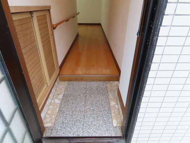 横内マンションの玄関