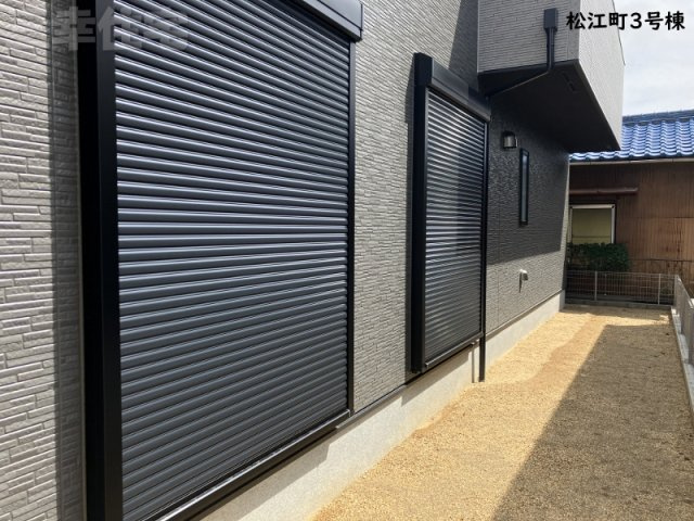 碧南市松江町3号棟の庭|防犯のためのシャッターがついています