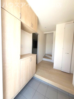 【玄関】 | 各務原市川島松倉町新築建売全3棟！お車並列3台可能！長期優良認定住宅！耐震等級3！ | 各務原市川島松倉町新築建売全3棟！お車並列3台可能！長期優良認定住宅！耐震等級3！