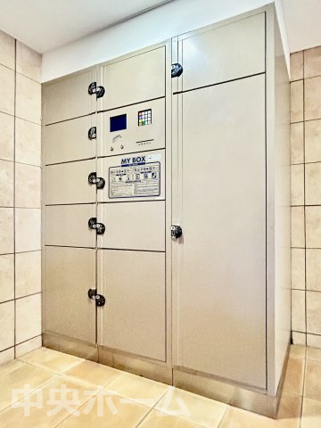 グランシティ新小岩2の設備|【宅配ボックス】在宅時・不在時に関わらず、居住者の代わりに非対面で宅配物を受け取ってくれる便利な設備です。わかりやすくご説明致しますので見学時にはお部屋だけではなく共用部分もぜひチェックしてください。