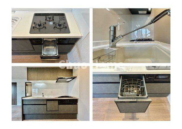 グランシティ新小岩2のキッチン|【システムキッチン】ワイドで収納豊富な使い勝手の良いシステムキッチンには、食洗器・伸縮タイプのキッチン水栓、三ツ口コンロ・魚焼きグリルなどの便利な設備が標準完備されています。