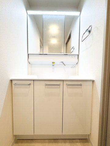 マイキャッスル水天宮前壱番館の独立洗面台|マイキャッスル水天宮前壱番館：三面鏡が付いた収納力もある洗面化粧台です！