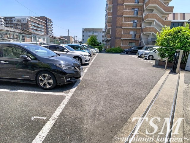 マンション新屋の駐車場