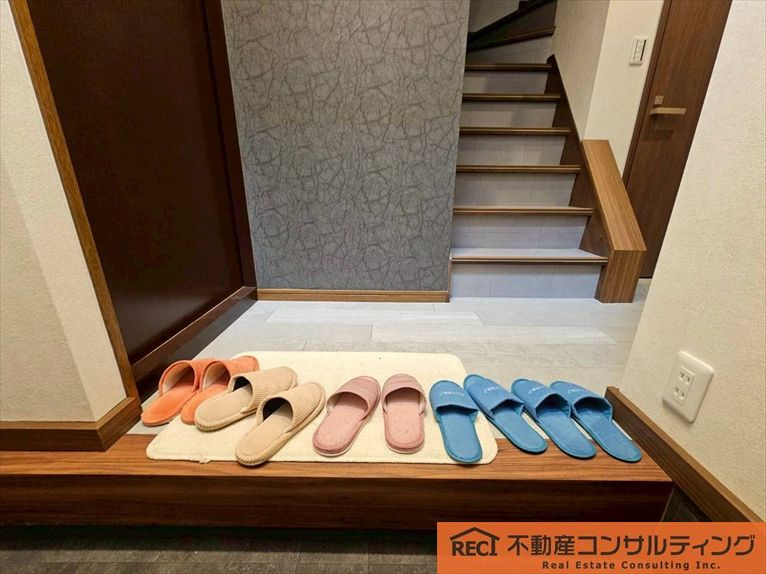 西宮市甲子園網引町　中古戸建の玄関