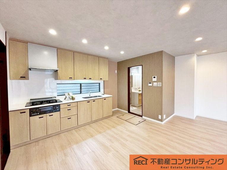 神戸市東灘区渦森台三丁目　中古戸建のキッチン|前面道路5.4ｍで駐車もスムーズ