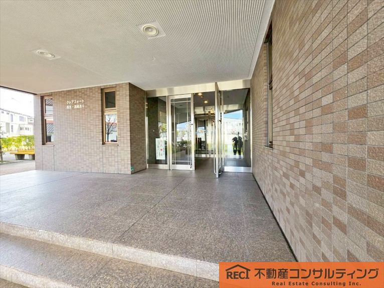 クレアフォート西宮・酒蔵通りのエントランス|全居室に収納があります