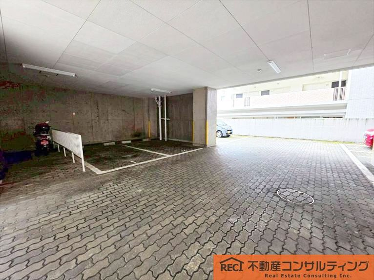 ルジェンテ・リベル六甲道の駐車場