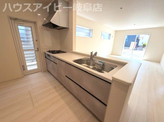 【キッチン】 | 各務原市川島松倉町新築建売全3棟！お車並列3台可能！長期優良認定住宅！耐震等級3！ | 各務原市川島松倉町新築建売全3棟！お車並列3台可能！長期優良認定住宅！耐震等級3！