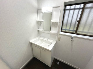 【独立洗面台】 | 港区龍宮町　売戸建 | 明るい照明と清潔感のある洗面台。朝の準備から一日の終りまで心地よくお使いいただけます。
