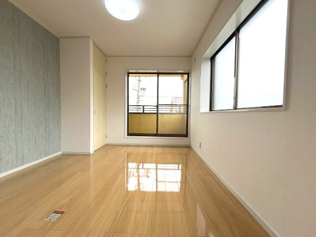 港区龍宮町　売戸建の洋室|2つの窓から自然光が入り込むため部屋全体が明るく開放感があります。