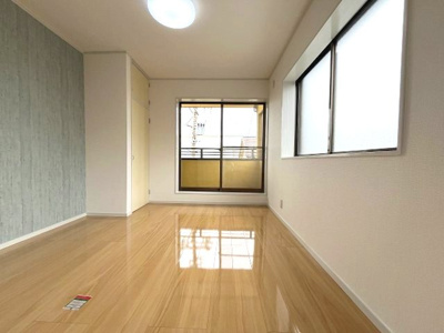 【洋室】 | 港区龍宮町　売戸建 | 2つの窓から自然光が入り込むため部屋全体が明るく開放感があります。
