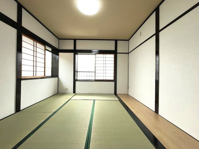 港区龍宮町　売戸建の和室|清潔感のある和室は畳の香りに包まれてゆったりと過ごすのに快適な空間です。