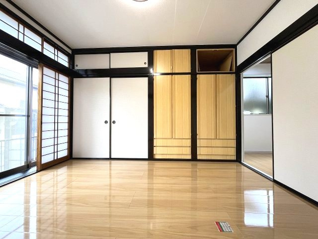 港区龍宮町　売戸建の収納|収納スペースを確保しつつ広さも確保された洋室。