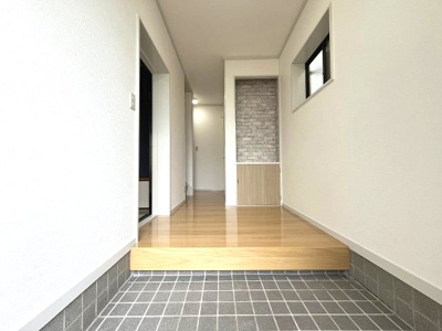 【玄関】 | 港区龍宮町　売戸建 | 家の顔となる部分なので綺麗な状態でお客様を迎えられるのは嬉しい要素です♪