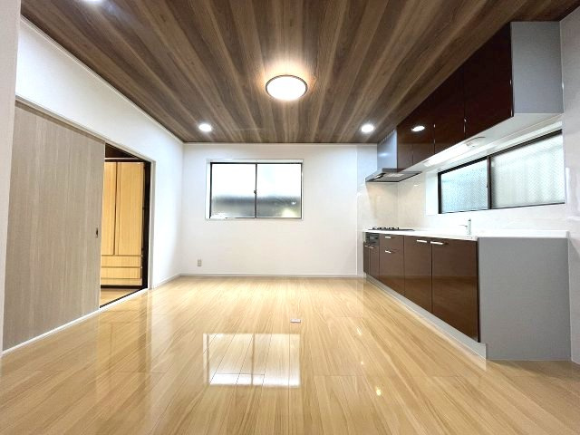 港区龍宮町　売戸建の居間・リビング|光が差し込む窓辺で食事も仕事も心地よく。多機能な快適空間となっております！