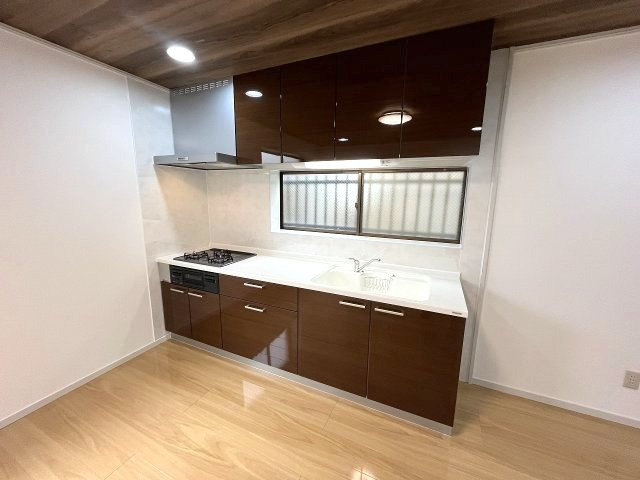 港区龍宮町　売戸建のキッチン|窓もあり明るい空間の中で毎日お料理することが可能です。