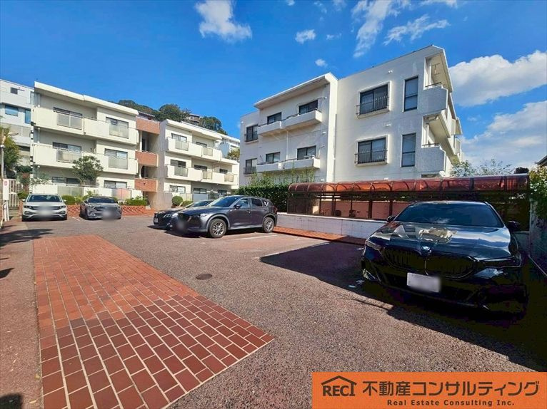 メゾンドール苦楽園の駐車場