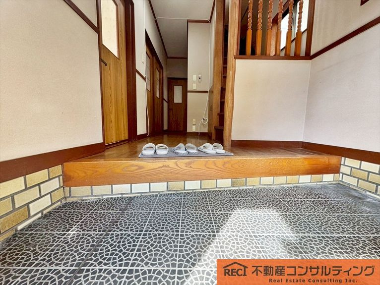 西宮市美作町　中古戸建の玄関