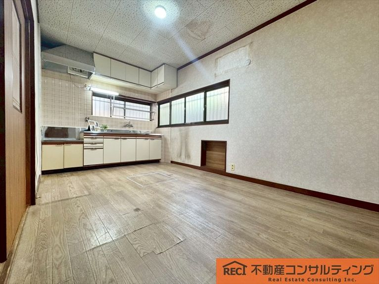 西宮市美作町　中古戸建の居間・リビング