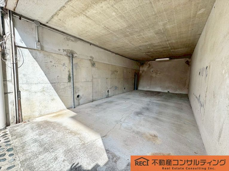 西宮市美作町　中古戸建の駐車場