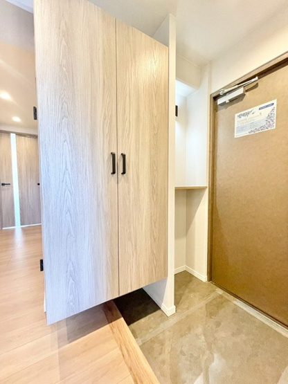 【玄関】 | 吹田ロイヤルマンション | 物件を比較検討したいお客様には、「物件比較見学プラン」をご用意しております。こちらの物件だけでなく、お客様の希望に沿った物件を、いくつかまとめてご案内させて頂きます。