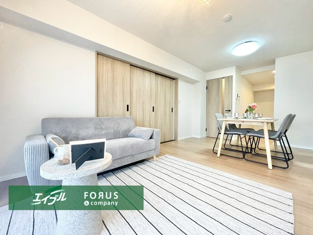 【外観】 | 吹田ロイヤルマンション | エイブル売買事業部では、北摂エリア・大阪市内を中心に物件のご紹介を致しております。購入物件をお探しの際は、当社までお問合せ下さいませ。（写真は、CGによる家具イメージです。）