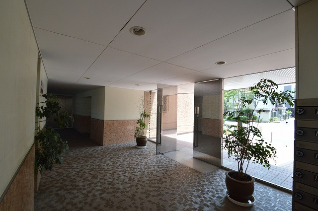 【ロビー】 | 吹田ロイヤルマンション | 現在ご返済中のカーローン・カードローン・教育ローンなどを住宅ローンに一本化したり、家具家電購入費用・引越し費用を住宅ローンと組み合わせるなど、お客さまにメリットの多い住宅ローンのご提案が可能です。