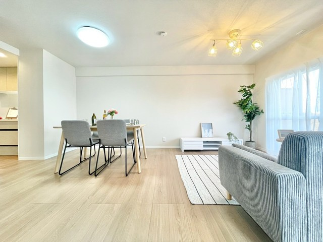 【居間・リビング】 | 吹田ロイヤルマンション | 物件を比較検討したいお客様には、「物件比較見学プラン」をご用意しております。こちらの物件だけでなく、お客様の希望に沿った物件を、いくつかまとめてご案内させて頂きます。