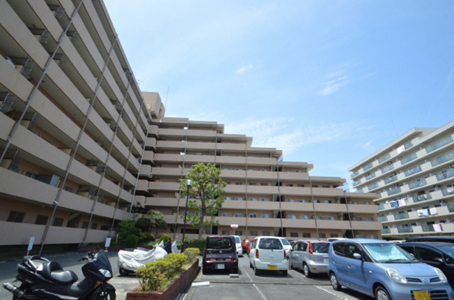 【駐車場】 | 吹田ロイヤルマンション | 現在ご返済中のカーローン・カードローン・教育ローンなどを住宅ローンに一本化したり、家具家電購入費用・引越し費用を住宅ローンと組み合わせるなど、お客さまにメリットの多い住宅ローンのご提案が可能です。