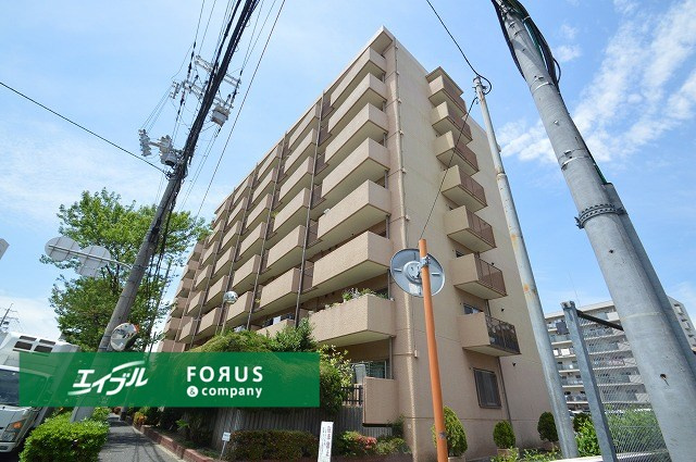 【外観】 | 吹田ロイヤルマンション | 物件を比較検討したいお客様には、「物件比較見学プラン」をご用意しております。こちらの物件だけでなく、お客様の希望に沿った物件を、いくつかまとめてご案内させて頂きます。