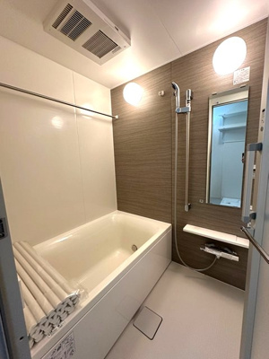 【浴室】 | 新築(仮称)Casa Stella/カーサステッラ | 追い焚き機能・浴室暖房乾燥機付きバスルーム♪雨の日のお洗濯にも便利な物干しバー完備です！ゆったりバスタイムでリラックス☆