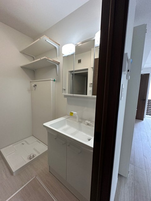 【洗面所】 | 新築(仮称)Casa Stella/カーサステッラ | 角度の変えられる3面鏡付きの洗髪洗面化粧台です♪朝のバタバタに大活躍！お化粧する時にも便利☆
