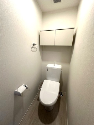 【トイレ】 | 新築(仮称)Casa Stella/カーサステッラ | トイレは温水洗浄便座付き♪人気のバストイレ別です♪小物を置ける便利な棚やタオルハンガーも付いています♪