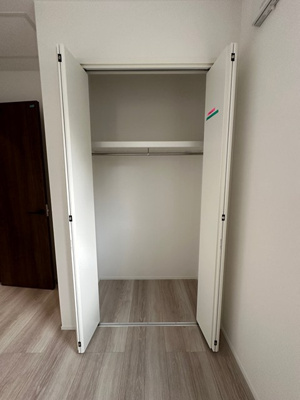 【収納】 | 新築(仮称)Casa Stella/カーサステッラ | 洋室5.7帖のお部屋にあるクローゼットです♪大切なお洋服もしわにならないようにハンガーがけができます☆