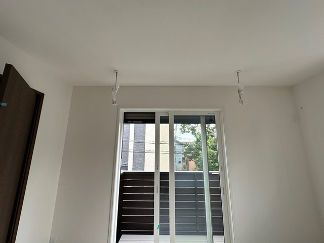 【設備】 | 新築(仮称)Casa Stella/カーサステッラ | 洋室7.1帖のお部屋にある室内物干しです！雨の日やお出掛け時の室内干しにとても便利☆花粉や梅雨の時期に重宝しますね♪
