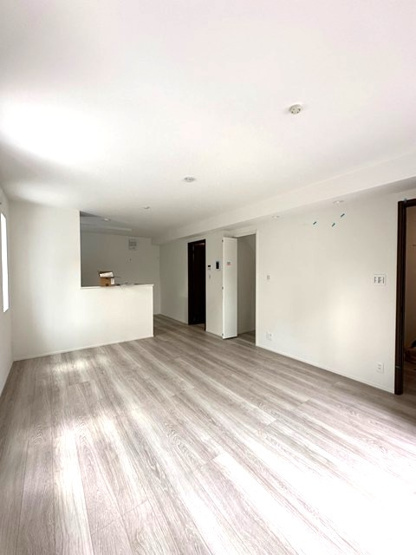 【居間・リビング】 | 新築(仮称)Casa Stella/カーサステッラ | 1階・南向きリビングダイニングキッチン16帖☆バルコニー側からの眺めです♪広々したリビングダイニングキッチンで家族団欒の時間もゆったり過ごせそう！