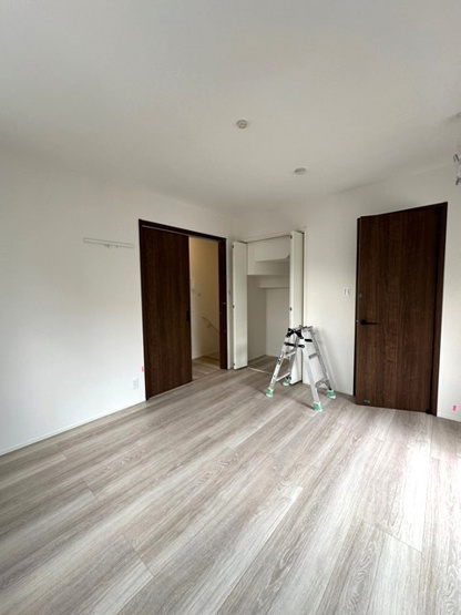 【寝室】 | 新築(仮称)Casa Stella/カーサステッラ | ※施工中※2階・南向き洋室7.1帖☆ウォークインクローゼットと収納スペースがあります♪ウォークインクローゼット内に4.9帖のロフトに上がる階段があります♪