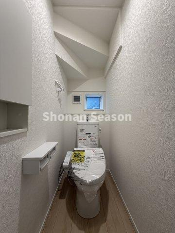【現地画像あり】厚木市愛名第10　全3棟　3号棟のトイレ|各階設置の衛生的な「温水洗浄便座」ペーパー代の節約に繋がりますよ♪